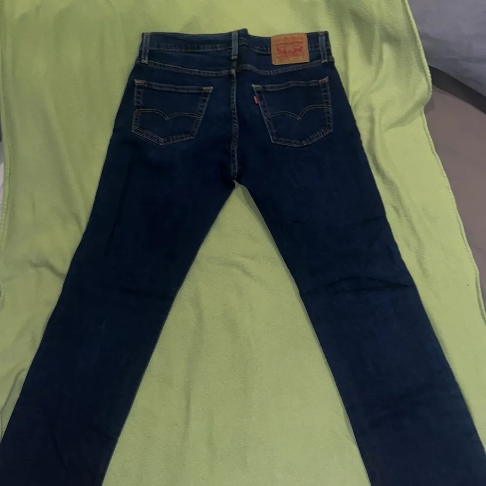 Levi jeans i mörkblå, storlek: W34 L32,  skick: mycket bra, nästa oanvän. Jeans & Byxor.