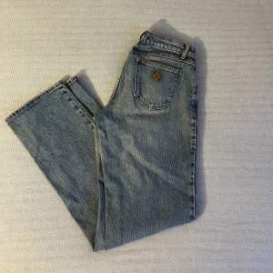 Lågmidjade A brand jeans  - Superbra skick, säljer eftersom de sitter för tajt på mig. Low waist och straight leg, färgen är mest lik på sista bilden. Innebenslängden: 80 cm, Midjan rakt över: 39,5 cm. Skriv om ni har frågor eller vill ha fler bilder! 🌟🌟