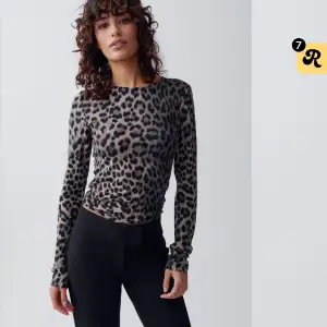 Snygg och trendig leopardmönstrad topp med långa ärmar. Materialet är mjukt och stretchigt för en bekväm passform. Köpt för 229kr och använd en gång, säljer för 200, pris kan diskuteras