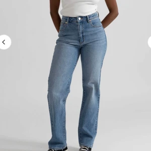 Abrand 94 high waist  - Byxor från Abrand ”A 94 high staight” Använda men i bra skick, bara lite slitage i skrevet, se bild 4. Skriv för mer bilder. Pris kan diskuteras.  Innerbenslängd 78 cm, mindjemått 36 cm. 💕