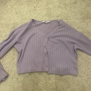 Lila ribbad kofta från H&M - Säljer en superfin lila kofta från H&M i storlek 152/XS. Perfekt för både vår och höst, och den är i mycket bra skick. Passar perfekt till vardags eller lite finare tillfällen. 💜