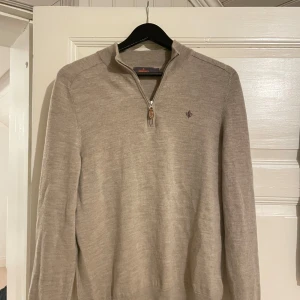 Morris halv zip i merinoull - Säljer en stilren beige halv zip tröja från Morris i mycket bra skick. Den är gjord i 100% merino ull och är riktigt skön och snygg. 9/10 skick finns inga som helst defekter som fläckar eller hål. Använd lite. Tröjan är i storlek Large men sitter mer som Medium.