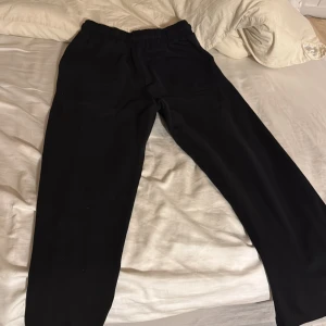 Svarta mjukisbyxor från Bershka - Säljer ett par svarta mjukisbyxor från Bershka i herrstorlek S, köpta i Berlin. Byxorna har en bekväm passform. De är i bra skick och redo för en ny ägare! Bara att ställa frågor vid fundering! 🥂☀️
