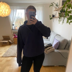 Tjocktröja  - Fin tjocktröja som jag inte har någon användning av längre. Väldigt skön och enkel🙌🏻  