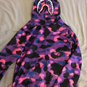 Zip up hoodie - Zip up hoodie med en haj på💯✅
