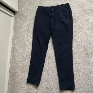 Marinblå kostymbyxor - Storlek: storlek 40 Märke: Massimo Dutti Skick: Bra skick Färg: Mörkblå Pris: 150