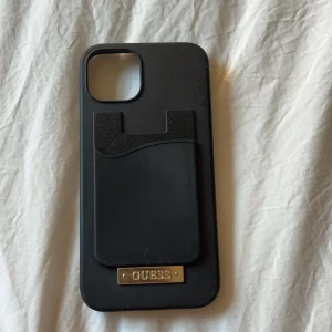 Mobilskal - Mobilskal till iPhone 13, använt få gånger, korthållare på skalet rymmer upp till 7 kort och går att ta bort 