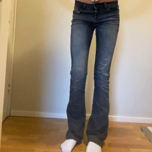 Svarta bootcut jeans från LTB - Säljer ett par svarta bootcut jeans från LTB, modell Fallon. De är i bra skick men har lite slitningar vid fötterna. Längd ca 105 cm, midja ca  34