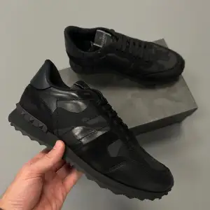  Valentino Rockrunners i nyskick storlek 43 perfekt inför vinter❄️för mer frågor kontakta privat 