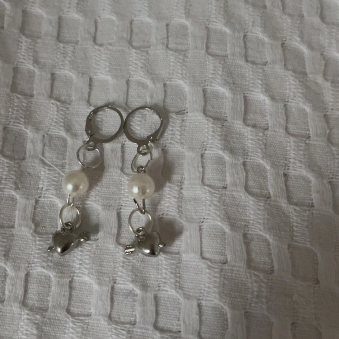 Söta örhängen med pärlor och hjärtan