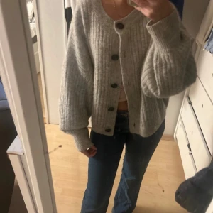 Allpacka kofta  - Skit snygg kofta i allpacka ull från Other stories, jätte mysig och i nyskick