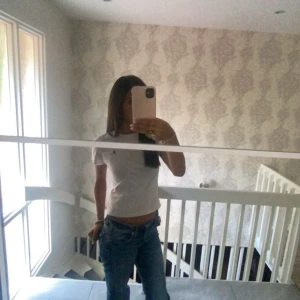 Vit t-shirt från Ralph Lauren - Säljer en klassisk vit t-shirt från Ralph Lauren i storlek S. Den har en liten broderad logga på bröstet och är i mycket bra skick. Perfekt för en avslappnad stil eller som basplagg i garderoben.köpt på kidbrandstore för ungefär 3-4 månader sen och köpte för  men kom inte till användning, köpt för 595. sjukt snygg nu inför hösten. passar mig som XS/S. givetvis äkta, hör av er vid frågor❤️