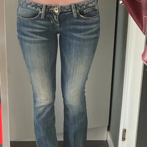 Vintage low waist premium jeans  - Säljer dessa guess byxor köptes i London då de för små,  Innerbenslängden 70 cm och midjemåttet e 40 cm.
