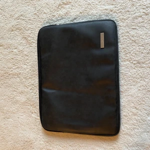 Datafodral - Säljer detta supersnygga datorfodralet då det inte passade min dator! Bredd: ca 35.5 cm, längd: ca 26 cm, höjd: ca 2,5 cm. Oanvänt och alltså i nyskick! Kontakta mig för fler bilder eller vid intresse! Pris kan diskuteras.
