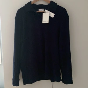 Långärmad frotté piké - Tjena! Säljer denna asfeta långärmade frotté pikén från ”These glory days”! Piken är helt ny med till och med lappen kvar. Tröjan är köpt på volt, finns också kvitto kvar! Om det är något som du undrar är det bara att DMa mig!  //mvh Vidar🙌 