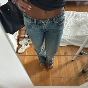 Weekday jeans - Jättefina jeans från Weekday, arrow lågmidjade! Jättefina och i mycket bra skick!