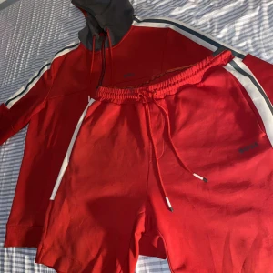 Boss set. Ganska så sällsynt. - Väldigt bra skick inga skador. Fräsch!.  Koftan storlek MEDIUM  Shortsen storlek LARGE 