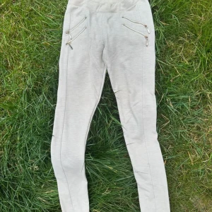 Beige Byxor  - Fina byxor. Nu blivit för små för mig. Bra skick! 