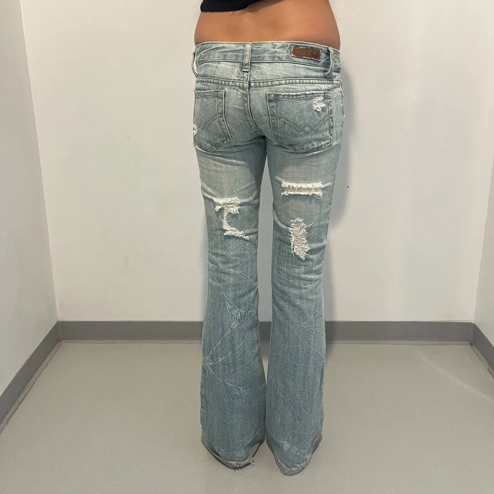 Säljer dessa skitsnygga lågmidjade bootcut jeans med hål. Köpta på Stockholmsstadsmission men har aldrig använt, så dom är i superbra skick😻  Midjemått: 36 rakt över Innerbenslängd: 80cm. Jeans & Byxor.