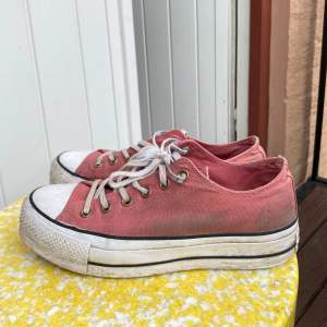 Jättesnygga rostfärgade converse med hög sula. Lite smutsiga och har lite slitning i bak (se sista bilden), därav det lägre priset. Men skulle ändå säga att de är i gott skick och har mkt användning kvar! Skriv om du har någon fråga 🫶