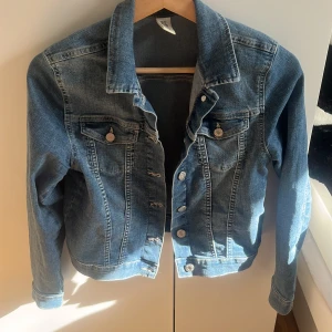 Mörkblå jeans jacka från kappahl - Bra skick 