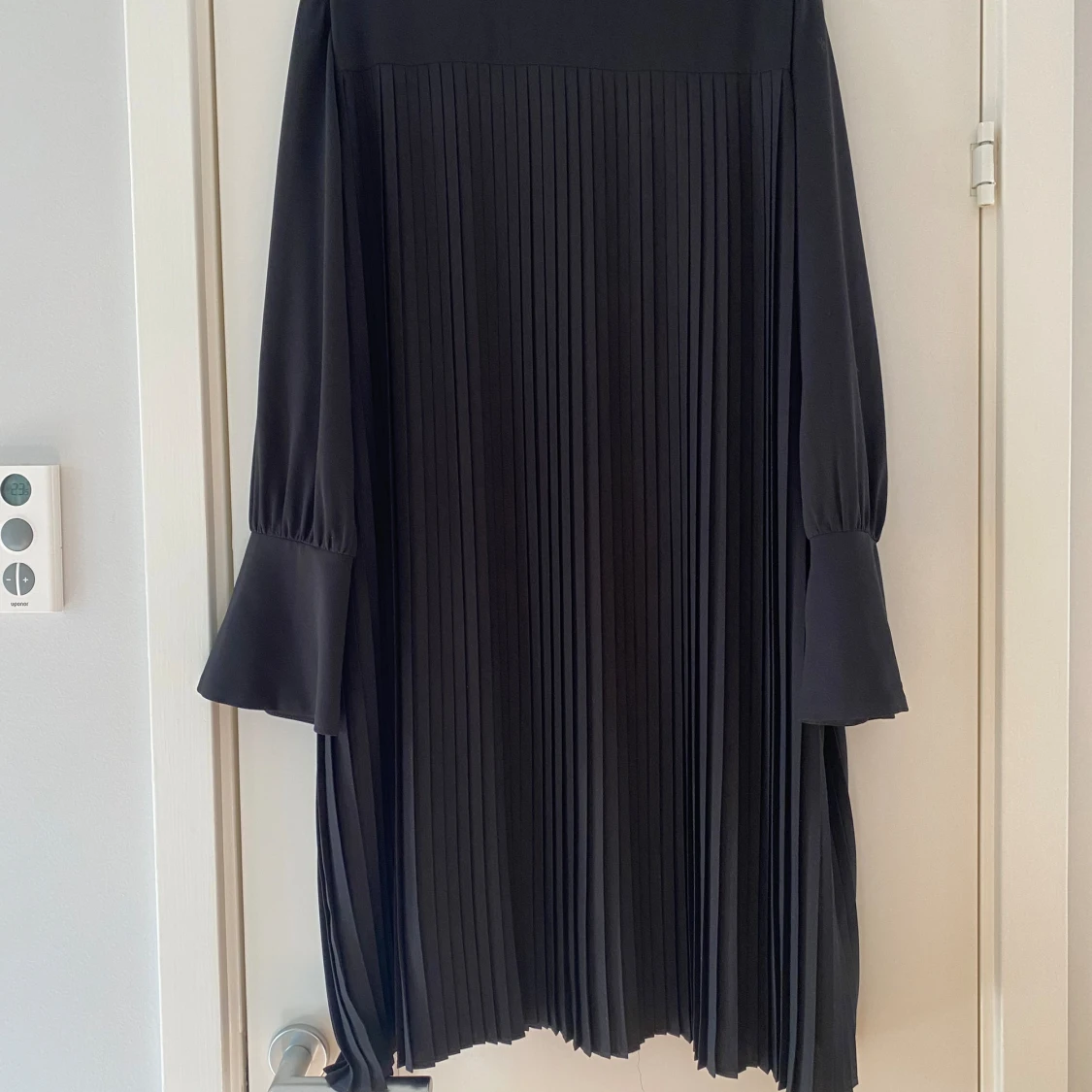 Svart plisserad klänning från Julia June i strl 42 - 92