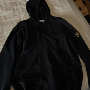 Stone Island hoodie XL - Säljer min stone island hoodie, passar inte längre, inköpt 2020 men den är inte använd så mycket så den är i väldigt bra skick för att vara några år gammal