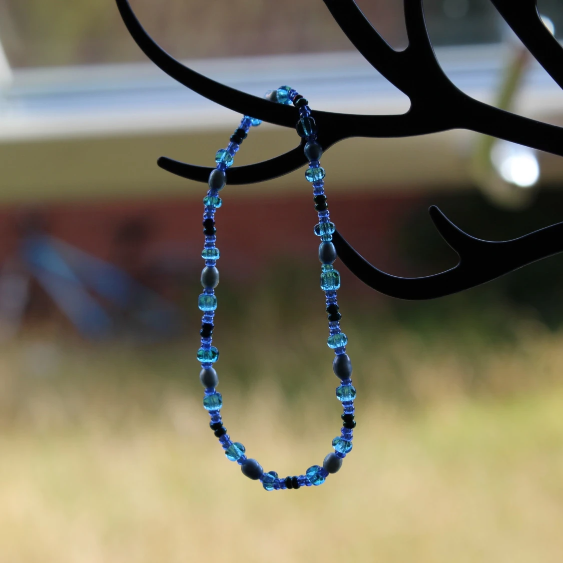 Blått pärlhalsband