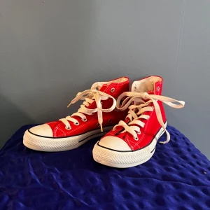 Röda Sneakers - Röda sneakers i väldigt fint skick, aldrig blivit använda 