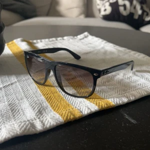 Rayban boyfriend - Raybans i nyskick säljes då dem inte används, fodral finns också! Har du frågor eller funderingar så är det bara att skriva!