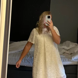 Vit klänning från Vila - Säljer denna jättesöta klänning från Vila då den tyvärr aldrig kommit till användning💓 