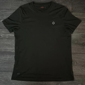 Morris t-shirt - Använd 1 gång inga defekter eller något. Även köpt här på plick. Skriv gärna om du har någon fråga