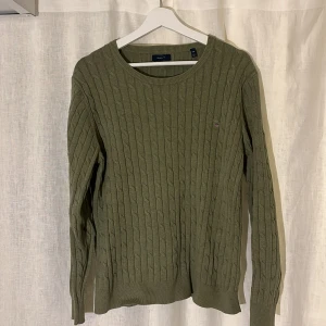 Grön GANT tröja - En superskön och stilren grön GANT tröja Storleken är XXL i dam. Jag själv är kille och bär M i tröjor. Alltså passar den i M för killar.