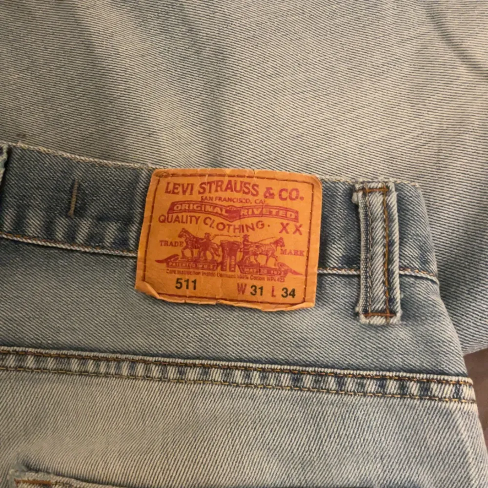 Vintage jeans från Levis 💕 Jeansen har vissa slitningar från att de har varit för långa för mig och skrapat i marken. Samt slitage från före detta ägare. För mig (som är 167cm och har ca storlek 27 i midjan) är dessa jeansen lite långa och pösiga 💕. Jeans & Byxor.