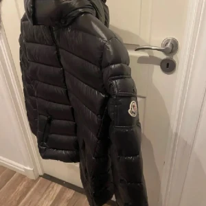 Moncler jacka - Säljer min knappt använda moncler jacka då jag vuxit ut den. Köp på nk Göteborg och bevis på det har jag. Nypris ca 15 000