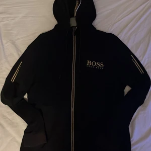 Hugo Boss Tröja - Säljer min Hugo boss tröja som börjar bli för liten.
