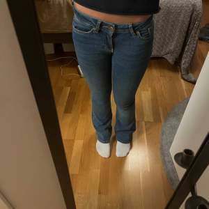 Jättefina lågmidjade jeans i bra skick, ända defekten är att en av bälteshällorna är av (går att se på bild 4) men syns knappt vid användning. Midjemåttet är 72 men passar mig perfekt som har 76 då materialet är stretchigt,  Innerbenslängden är 78!