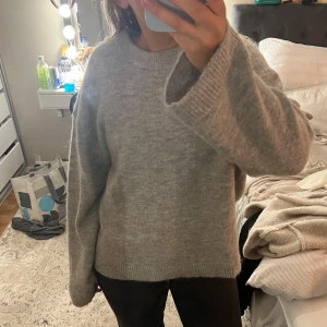 Stickad tröja  - Stickad tröja från Gina. Storlek S☺️