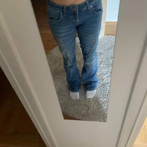 Säljer dessa helt nya bootcut jeans ifrån märket Ltb. Är i storlek 25/32 