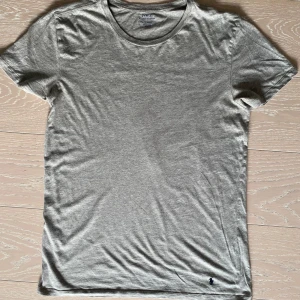 Grå Ralph lauren t-shirt - Den är lite använd men är som nytt skick och är i storlek Xl men passar även L. Orginal och är 100% bomull. Inga fläckar eller skador. Skriv gärna om du är intresserad. Priset kan diskuteras. 
