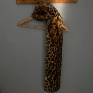 Leopard Halsduk - Jättesnygg leopardmönstrad halsduk i nyskick. Perfekt till hösten!