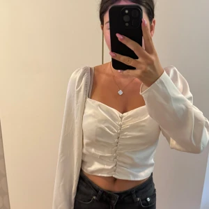 Vit överdel från Gina tricot  - Har använt den bara några gånger så den är i rätt bra skick.