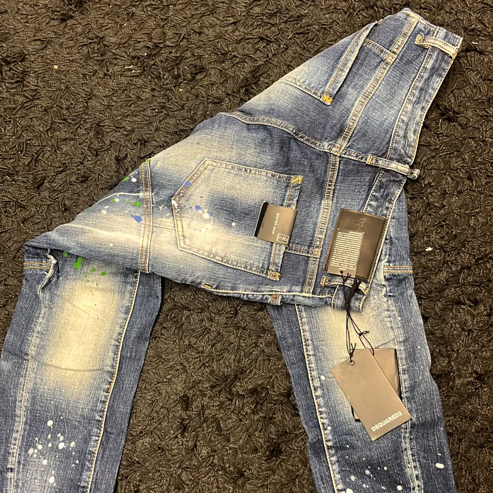 Säljer ett par helt nya Dsquared2 jeans som jag fick som present. Tyvärr passade dom inte mig och skulle vilja se om någon annan är intresserad.  Äkta såklart!. Jeans & Byxor.