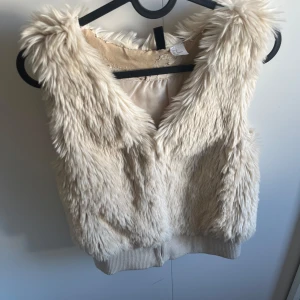 Väst - Super söt väst att ha över stickade tröjor