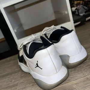 Air Jordan 11 low  - Säljer mina Nike Air Jordan 11 low då dem inte kommer till andra väldigt fint skick samt storlek 44. nypris 1500 mitt pris 750 kan gå ner i pris vid snabb affär. Mvh