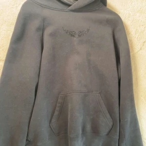 Zadig tröja - Säljer denna as balla Zadig hoodie med coola detaljer!! Köpt för 3895. Storlek xs/s☺️tryck gärna på köp nu