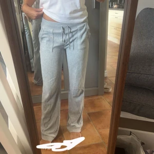 Juice couture Byxor - Jätte fina juice couture byxor. Det är ett jätte litet hål som lätt går att sy. Det var så när jag beställde hem byxorna. Anars är dom jätte bra kvalite och sköna. Jag är 167 och dom är långa på mig. 