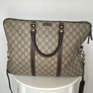 Gucci GG Briefcase - Säljer denna Gucci GG Briefcase i skicket 7/10. Bara att höra av dig vid fler bilder/frågor