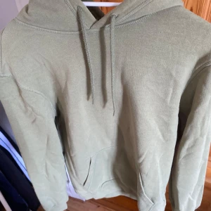 Olivgrön hoodie  - Skick 10/10 Nypris 249kr