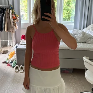 Rosa ribbad linnetopp - Säljer en superfin rosa ribbad linnetopp. Den är ärmlös med smala axelband och har en tight passform. Märket är bikbok och storleken är XS. den är stretchig
